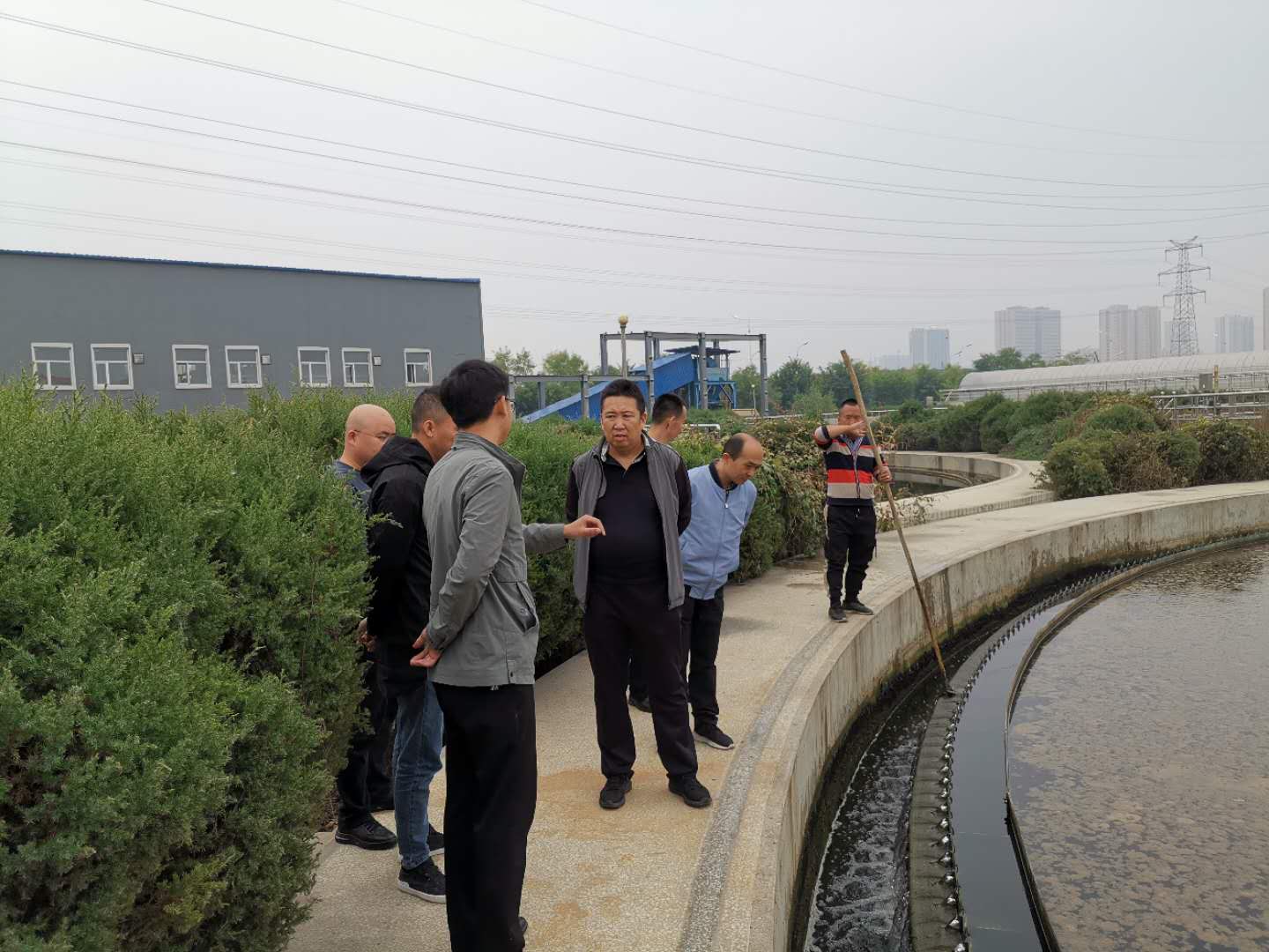 公司總經(jīng)理王建人在供水、污水生產(chǎn)一線開展風險隱患排查 (2).jpg